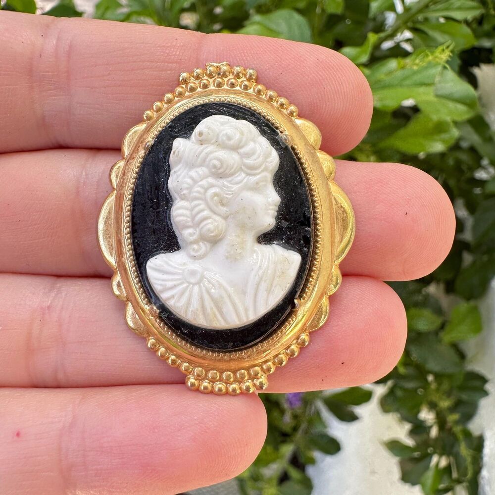Vintage Jewelry Faux Cameo Brooch Pin with Gold Tone Frame Cameo